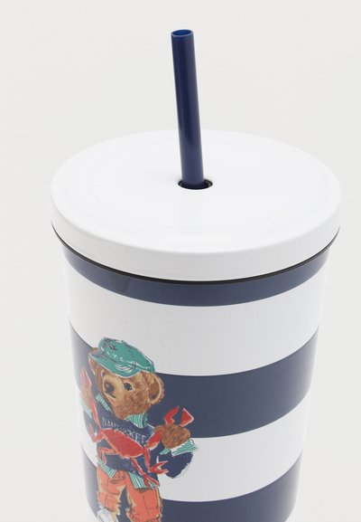Ριγέ κούπα μπλε σκούρου και λευκού με καπάκι και καλαμάκι, με σχέδιο αρκούδας που κρατά δύο κόκκινα καβούρια ντυμένα με casual ρούχα.