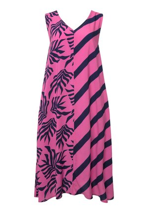 Vestido rosa sin mangas con escote en V, que presenta un patrón floral en un lado y rayas diagonales en color marino en el otro. El tejido fluido se cae por debajo de la rodilla.