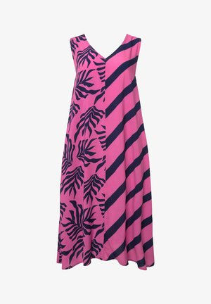 Roze mouwloze jurk met een V-hals, voorzien van een bloemenpatroon aan de ene kant en diagonale marineblauwe strepen aan de andere. Vloeiende stof valt tot onder de knie.