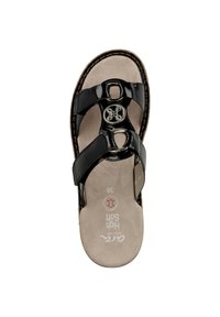 Sandalo in pelle verniciata nera con due ampie cinghie e un accento metallico circolare. Soletta beige imbottita con dettagli del marchio e della taglia.