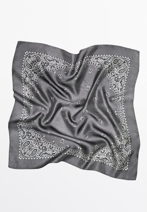 Bandana di seta grigia con motivo paisley bianco e piccoli motivi, caratterizzata da una texture liscia e bordi dettagliati.