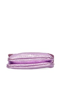 Bolsito rectangular metálico púrpura con tres capas apiladas, textura suave y un acento rosa suave en un lado.