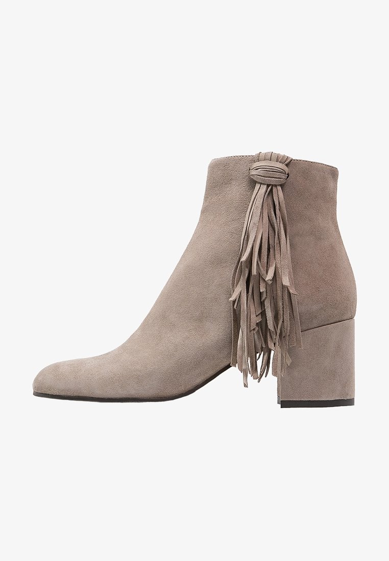 Wildleder-Ankle-Boots in Hellgrau mit Fransen-Detail auf der Rückseite und Blockabsatz. Mit spitz zulaufender Zehenpartie und glatter, strukturierten Oberfläche.
