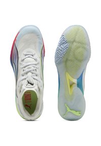 Scarpe sportive bianche con tomaia in rete, accenti colorati a gradiente e suola in gomma con motivo. Presentano lacci e un codice QR all'interno.