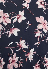 Pieces Curve PCLILIANA PEPLUM V NECK SHIRT - Μπλούζα - skycaptain