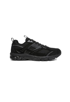 Chaussures de sport noires avec une tige en mesh et des accents en daim. Présentent une semelle texturée et des lacets élastiques pour un ajustement sûr. Design léger.