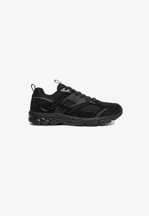 Chaussures de sport noires avec une tige en mesh et des accents en daim. Présentent une semelle texturée et des lacets élastiques pour un ajustement sûr. Design léger.