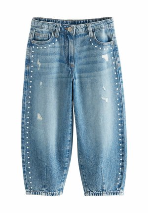 Jean en denim bleu avec bouton et fermeture éclair, zones usées et une rangée de petits clous blancs le long des côtés extérieurs de chaque jambe.
