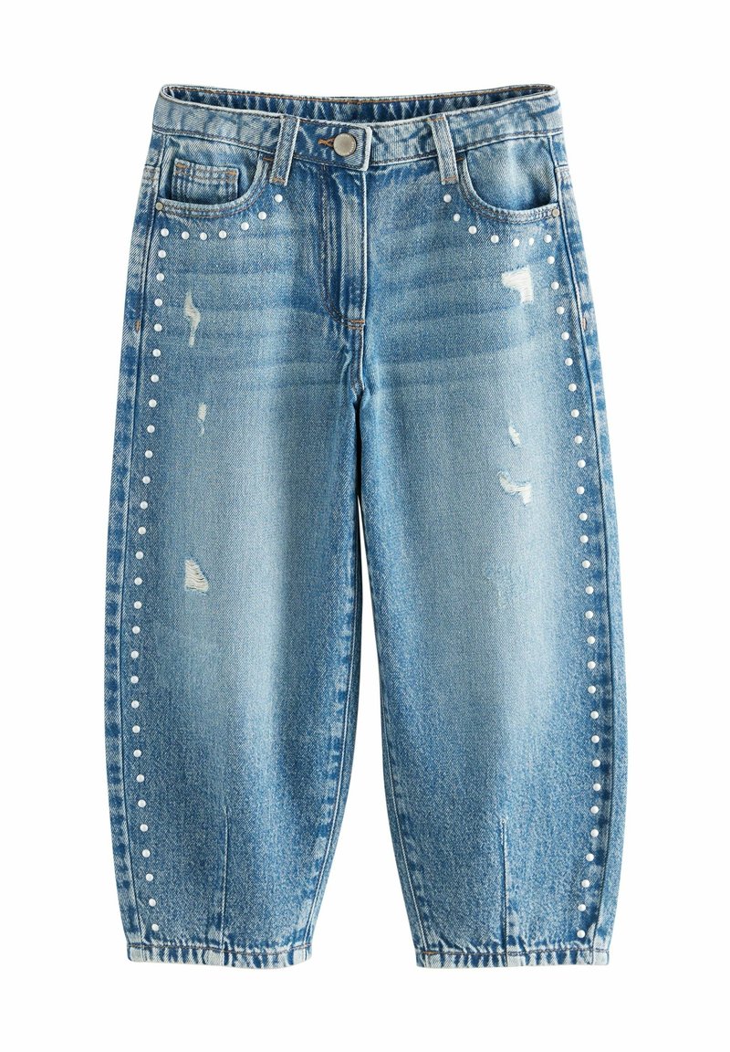 Jean en denim bleu avec bouton et fermeture éclair, zones usées et une rangée de petits clous blancs le long des côtés extérieurs de chaque jambe.