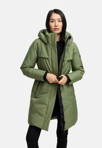 Grøn polstret lang frakke med hætte, der har lynlås fortil, to sidelommer og en let struktureret overflade.