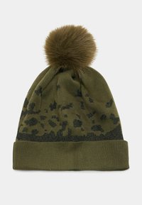 Groene gebreide beanie met een zwart luipaardpatroon, voorzien van een gestructureerde zwarte rand en een pluizige bruine pompon bovenop.