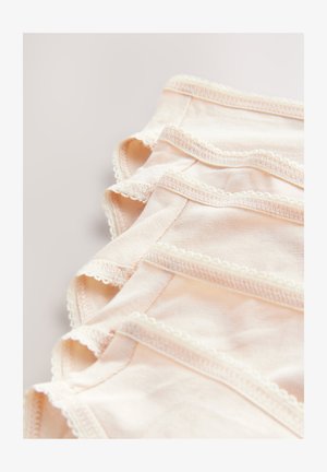 Hele roosa puuvillast pesu sarnase kergelt suuvendatud pitsiservaga. Omaduseks on pehme tekstuur ja lihtne disain, korralikult kihiti virnastatud.