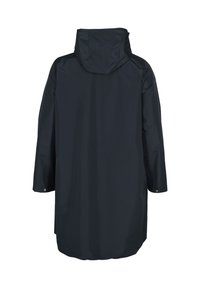 Vattentät, marinblå regnjacka med huva. Lös passform, medellång, långa ärmar med knappdetalj vid ärmsluten och en slät textur.