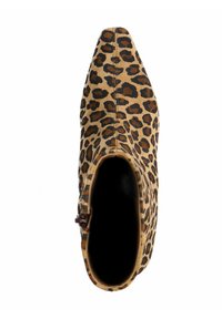 Ankle-Boots im Leopardenmuster aus weichem Wildleder. Mit spitz zulaufender Zehenpartie und einem seitlichen Reißverschluss mit braunem Akzent, entworfen für eine figurbetonte Passform.
