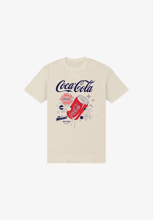 Coca-Cola grafisk t-shirt i cremefarvet med illustration af en rød dåse, blå tekst og legende detaljer med stjerner og smilende ansigt.