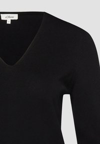 Czarny sweter z dzianiny o długim rękawie i dekoltem w serek, z metką marki s.Oliver oraz rozmiarem 36.