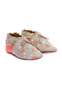 Scarpe in pelle color tan con motivi floreali e animali, dotate di un colletto in tessuto morbido e tacco arancione, chiusura con lacci e suola texture.