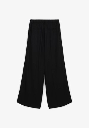 Pantaloni neri a gamba larga con vita elasticizzata, realizzati in tessuto leggero. Presentano due tasche laterali e una texture liscia.
