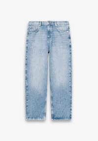 Ανοιχτό μπλε τζιν παντελόνι με ίσια γραμμή, πέντε τσέπες, θηλιές για ζώνη και μπροστινό κούμπωμα με κουμπί και φερμουάρ σε λευκό φόντο.