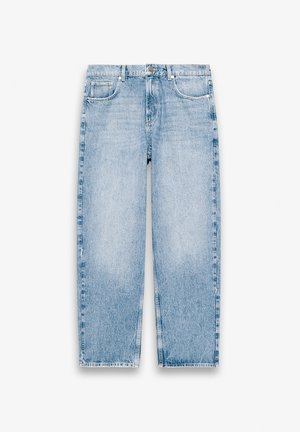 Lichtblauwe spijkerbroek met rechte pijpen, vijf zakken, riemlussen en een sluiting met knoop en rits aan de voorkant op een witte achtergrond.