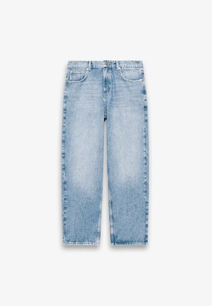 Jeans denim dritti di colore azzurro chiaro con cinque tasche, passanti per cintura e chiusura frontale con bottone e zip su sfondo bianco.