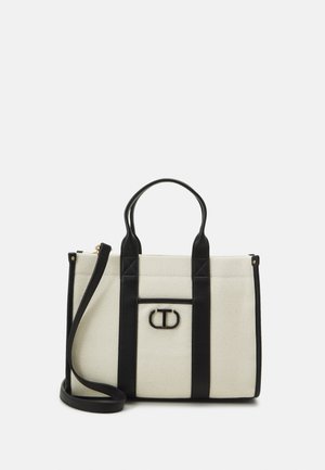 Sac à main rectangulaire beige avec des sangles verticales noires, deux poignées, une longue bandoulière et un emblème de logo noir au centre.