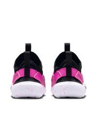 Ein Paar schwarze und leuchtend pinke Sneaker von hinten gezeigt, mit weißen Sohlen und pinken Sprenkeln sowie Ziehlaschen an den Fersen.