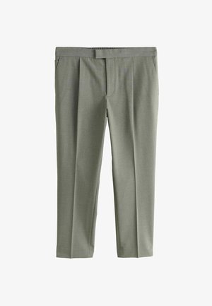 Pantalon de costume gris clair avec plis avant, poches latérales, passants de ceinture et fermeture avant dissimulée.