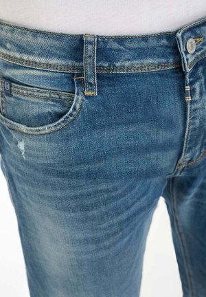 Hellblaue Jeans aus Denim mit klassischem Fünf-Taschen-Design, sichtbaren Nähten und leichter Verblassung für einen abgenutzten Look.