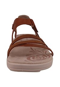 Sandale en cuir marron avec trois brides, semelle intérieure rembourrée et motif floral. Semelle de couleur claire avec une légère élévation du talon pour le soutien.