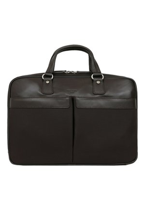 Bruine leren laptoptas met gestructureerde stofsecties, twee voorkanten zakken, dubbele handvatten en een bovenste ritssluiting. Compacte en rechthoekige vorm.