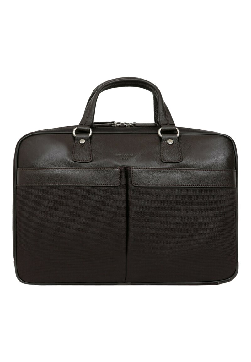 Bruine leren laptoptas met gestructureerde stofsecties, twee voorkanten zakken, dubbele handvatten en een bovenste ritssluiting. Compacte en rechthoekige vorm.