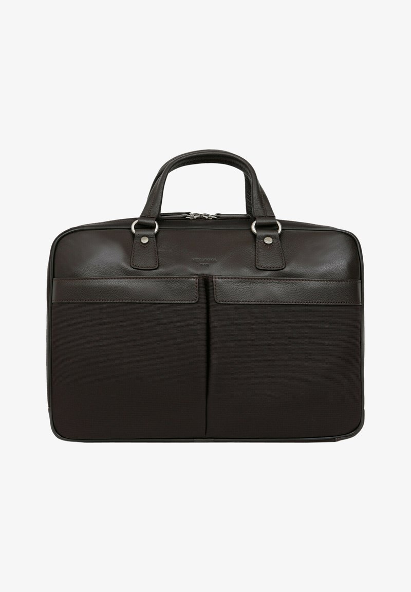 Bruine leren laptoptas met gestructureerde stofsecties, twee voorkanten zakken, dubbele handvatten en een bovenste ritssluiting. Compacte en rechthoekige vorm.