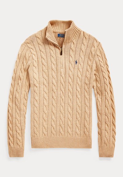 Beige kabelgebreide trui met een kwartrits en geribde kraag, manchetten en zoom, met een klein geborduurd logo op de borst.