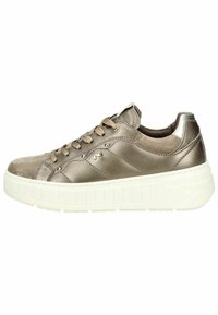 Sneaker metallico taupe con superficie testurizzata, punta rotonda, suola piatta bianca e occhielli decorativi; presenta accenti argentati a contrasto.