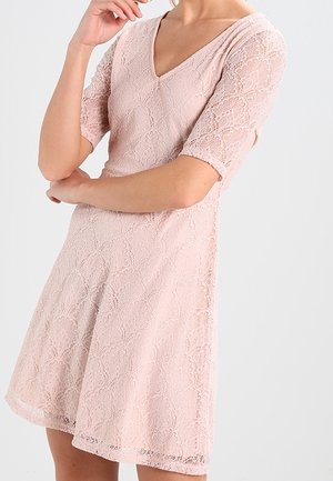 Spitzenkleid in Hellrosa mit V-Ausschnitt und kurzen Ärmeln. A-Linien-Form mit strukturiertem Muster, knielangem Saum und ungefüttertem Design.