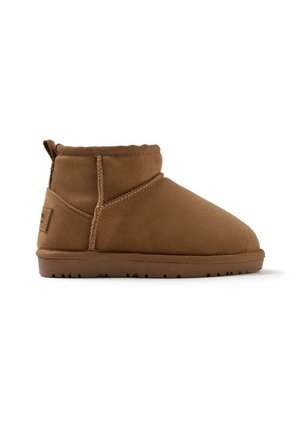 Stivale alla caviglia in suede marrone con punta arrotondata, gambale corto e linguetta posteriore. Presenta una suola in gomma testurizzata e dettagli di cucitura visibili.