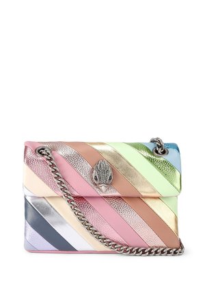Borsa a tracolla in pelle a righe multicolori con tracolla a catena argentata, caratterizzata da pannelli texturizzati e lisci in tonalità pastello e una chiusura decorativa.