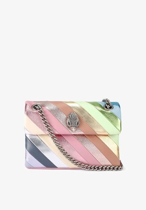 Meer gekleurde gestreepte leren handtas met een zilveren kettingriem, met textuur en gladde panelen in pastelkleuren en een decoratieve sluiting.