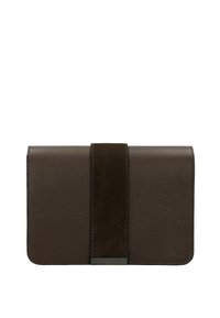 Brązowy skórzany portfel o teksturowanym wykończeniu, z centralnym akcentem ze zamszu oraz metalowym logo. Prostokątny kształt i smukły design.