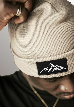Neverless MIT PATCH BERGE MOUNTAIN MIT UMSCHLAG - Beanie - beige