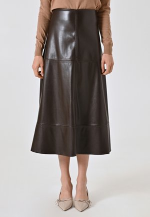 Brauner Leder-Midirock mit einer glatten Textur, der eine hohe Taille, eine A-Linien-Silhouette und dezente Nähte aufweist.