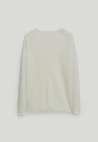 Maglione bianco a maniche lunghe realizzato in tessuto morbido, con scollo rotondo, maniche raglan e cuciture sottili lungo i bordi.