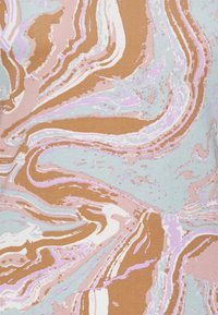 Abstrakt marmorerad tyg med bruna, ljusblå, rosa och vita svirliga mönster, med en mjuk textur och subtila detaljer genom hela ytan.