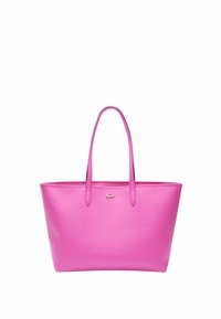 Sac fourre-tout en cuir rose avec deux longues poignées, forme structurée, surface texturée et un petit logo métallique sur le devant.