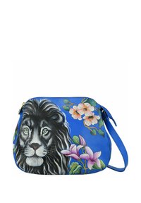 Lederhandtasche mit einem blauen Hintergrund, einem Löwengesicht und floralen Mustern in Pink und Weiß. Mit goldenen Details und verstellbarem Tragegurt.