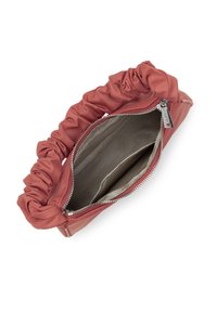 Borsa a tracolla rossa in materiale sintetico con una maniglia arricciata e voluminosa; presenta una chiusura con zip e un ampio interno foderato in tessuto grigio chiaro.