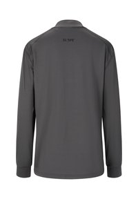 Harmaa pitkähihaine paita korkealla kauluksella, jossa on sileä pinta ja painettu logo selässä kaulan lähellä.