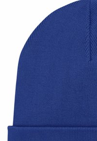 Cappello a cuffia blu lavorato a maglia con risvolto, realizzato in tessuto morbido. Presenta una texture a costine e una finitura liscia, senza loghi o motivi visibili.