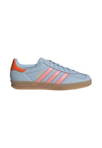 Lyseblå Adidas Gazelle sneakers har tre lyserøde striber, en orange hælaccent, en struktureret tunge og en gummisål.